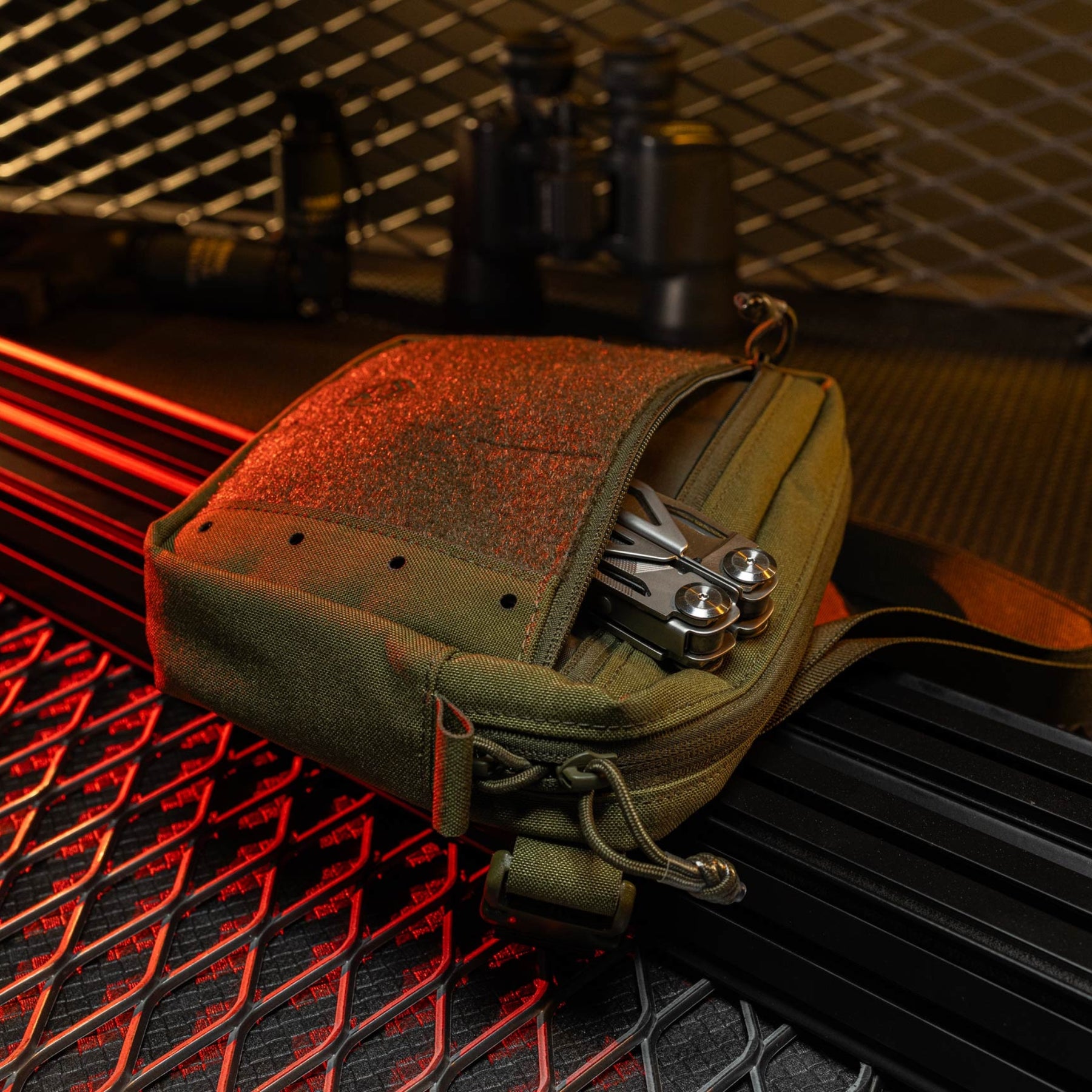 Pentagon Amina Dangler Pouch marsupio tattico multifunzione e tasca dangler per gilet portapiastre con pannello frontale a strappo per patch, fori di drenaggio e cinghia regolabile con fibbia a sgancio rapido per uso EDC e outdoor.