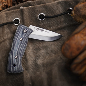 Helle Berget Coltello chiudibile robusto con lama in acciaio inossidabile Sandvik 12C27 e manico ergonomico in Micarta sagomata per una presa sicura dotato di sistema di blocco affidabile e design scandinavo funzionale ideale per bushcraft attività outdoor e porto quotidiano