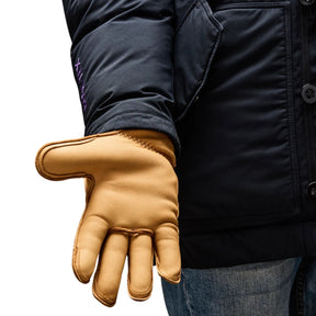 Crud Sweden Guanti Mitsuhiko 2.0 Re:Newool Lined invernali in pelle pieno fiore. Fodera interna in lana riciclata per massimo isolamento termico. Design artigianale robusto con polsino corto e asola in paracord. Ideali per bushcraft, lavori pesanti e protezione dal freddo.