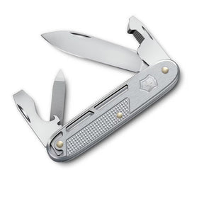 Victorinox Synergy Alox. Multiuso serie Alox Refined con guancette in alluminio scheletrato e clip integrata. Dotato di 9 funzioni tra cui lama principale bloccabile, strumento apripacchi, lima e cacciaviti. Design minimalista moderno per porto quotidiano.