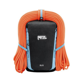 Petzl BUG zaino compatto da 18 litri ergonomico con apertura superiore, fettuccia portacorda, cinghie di compressione e scomparto imbottito, ideale per arrampicata su vie lunghe, outdoor e uso quotidiano.