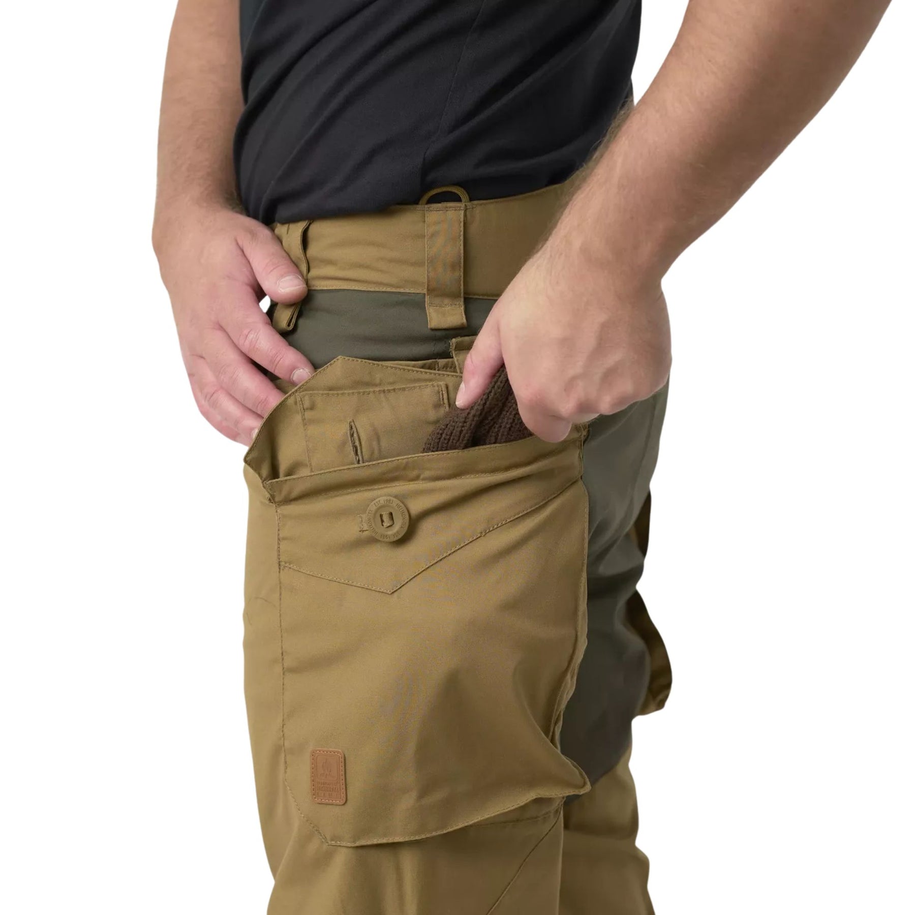 Helikon-Tex Pilgrim Pants pantaloni tecnici in tessuto DuraCanvas con rinforzi sulle ginocchia, tasche e vita rialzata per protezione renale. Ideali per bushcraft, escursionismo e attività outdoor impegnative.
