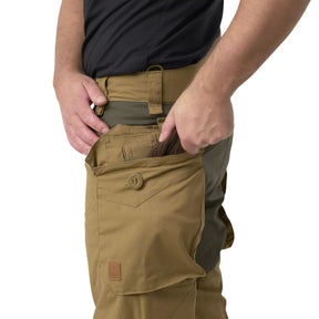 Helikon-Tex Pilgrim Pants pantaloni tecnici in tessuto DuraCanvas con rinforzi sulle ginocchia, tasche e vita rialzata per protezione renale. Ideali per bushcraft, escursionismo e attività outdoor impegnative.