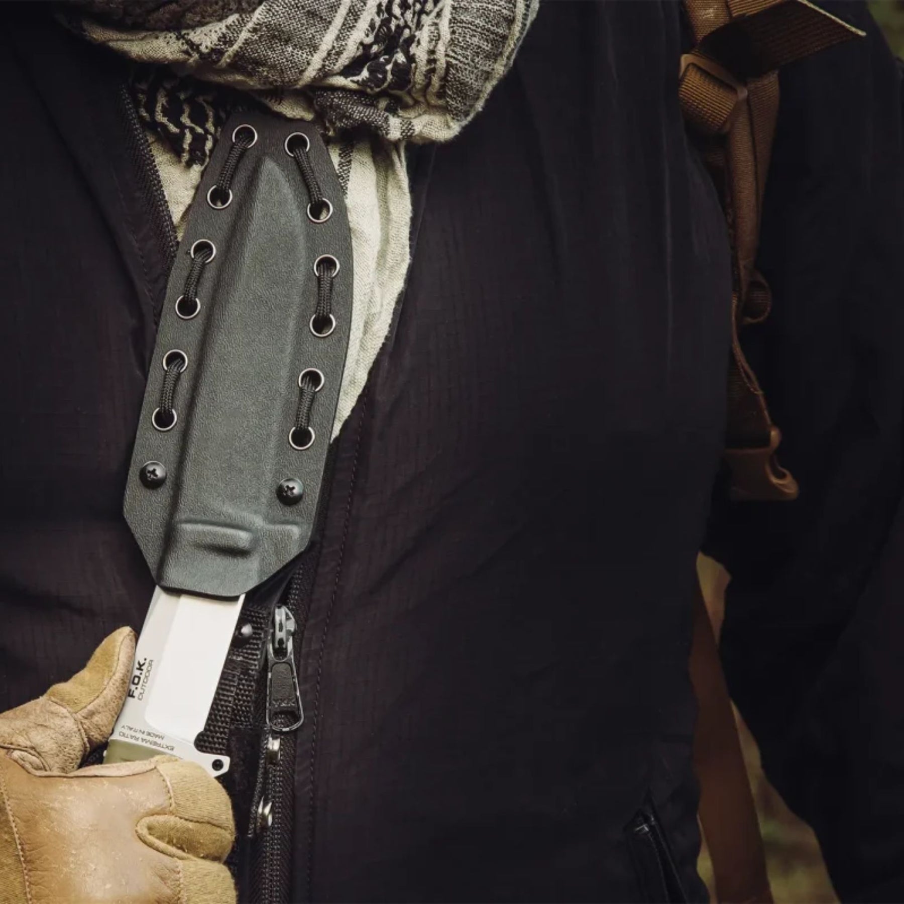 Extrema Ratio F.O.K. Outdoor coltello a lama fissa. Lama in acciaio Nitrogen 58 HRC con profilo drop point e finitura satinata. Manico ergonomico smontabile con singolo vite di fissaggio e laccio di sicurezza. Design compatto e robusto ideale per bushcraft e attività all'aperto.