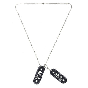 101 INC Dog Tag Bloodgroup. Coppia di piastrine patch in PVC 3D con retro in velcro e catenella inclusa. Indicazione del gruppo sanguigno con lettere fluorescenti e fori laterali. Accessorio tattico di identificazione per equipaggiamento militare e primo soccorso.