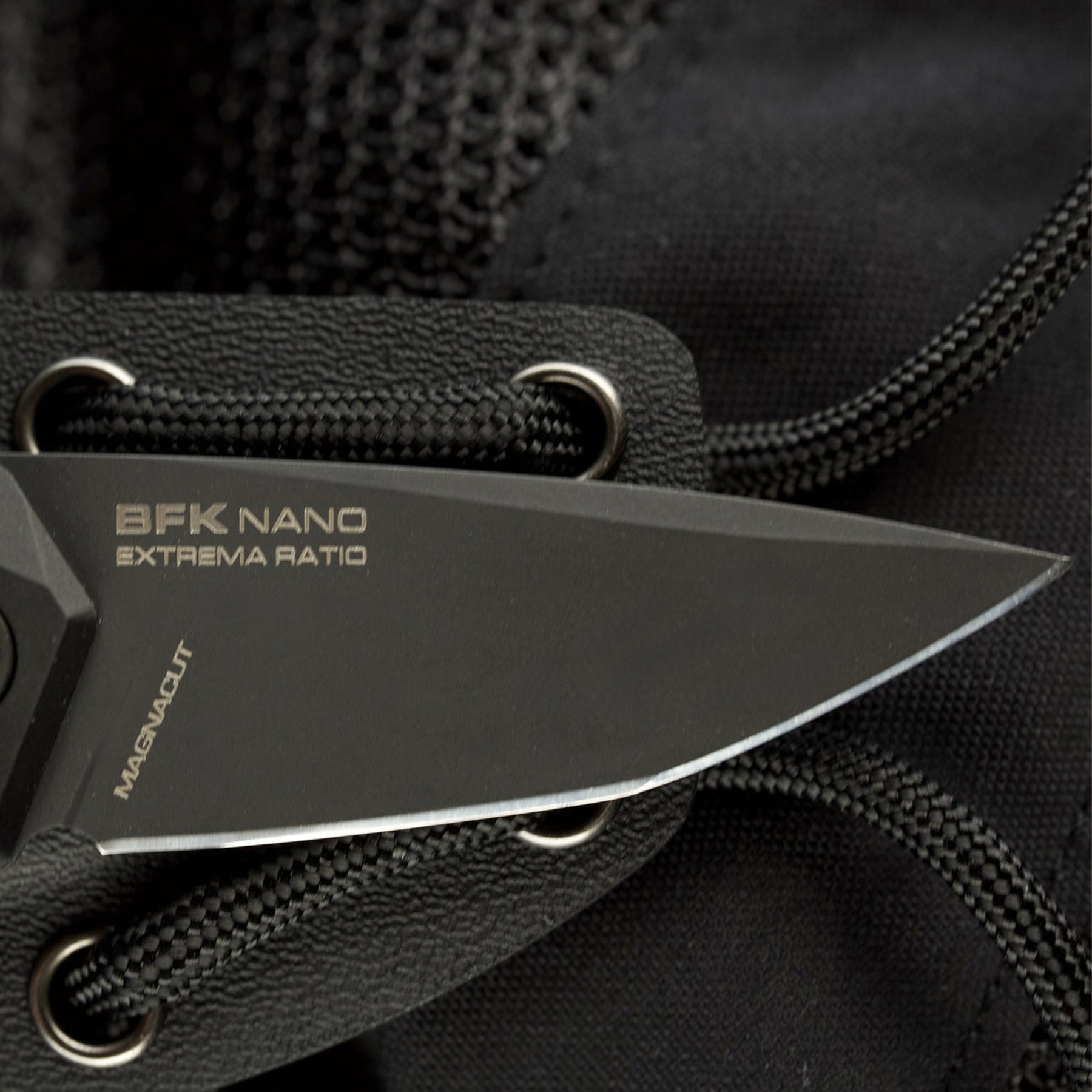 Extrema Ratio BFK NANO coltello a lama fissa neck knife compatto con lama drop point in acciaio, guancette ergonomiche sagomate e foro passante per cordino da porto al collo o EDC tattico