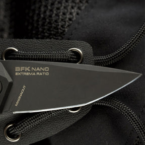 Extrema Ratio BFK NANO coltello a lama fissa neck knife compatto con lama drop point in acciaio, guancette ergonomiche sagomate e foro passante per cordino da porto al collo o EDC tattico