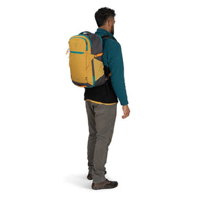 Osprey Daylite Carry-On Travel Pack 35 zaino da 35 litri ottimizzato per i viaggi con spallacci imbottiti, tasca frontale con zip, cinghie di compressione e tasche laterali elasticizzate. Un bagaglio a mano versatile ideale per escursioni e spostamenti.