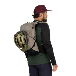 Osprey Raptor 14 zaino da ciclismo e mountain bike da 14 litri con pannello posteriore ventilato AirScape, attacco esterno per casco LidLock, scomparto per sacca idrica e sistema portattrezzi ToolWrap integrato per massima stabilità durante le uscite outdoor.