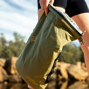 Sea to Summit Trash Dry Bag 10L sacca stagna impermeabile per la gestione dei rifiuti durante escursioni e bushcraft. Dotata di chiusura roll-top, passanti per il fissaggio esterno allo zaino e rivestimento interno per sacchetti monouso, ideale per la filosofia Leave No Trace.