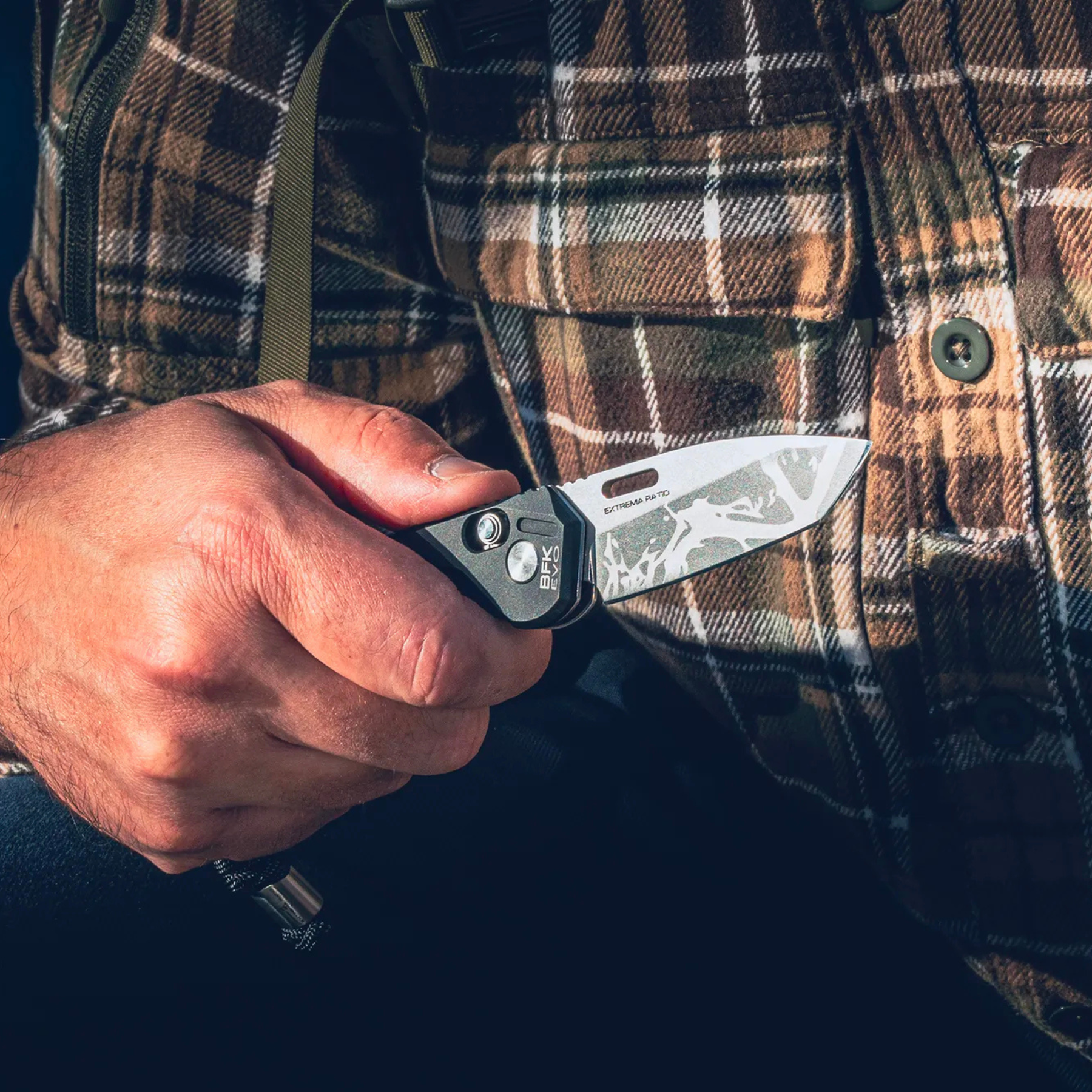 Set Extrema Ratio The Carry Box in edizione limitata, confezione regalo che include un coltello chiudibile BFK EVO, un cappellino nero da baseball, un portafoglio in pelle nero e una piastrina multifunzione in metallo (card tool)