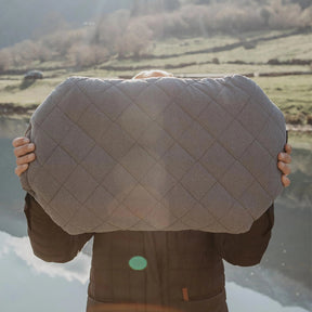 Klymit Luxe Pillow cuscino da trekking gonfiabile con fodera trapuntata a rombi morbida e rimovibile per il massimo comfort in campeggio. Ideale per escursionismo, viaggi e outdoor, dotato di etichetta con logo cucita sul lato, fotografato isolato su sfondo bianco.