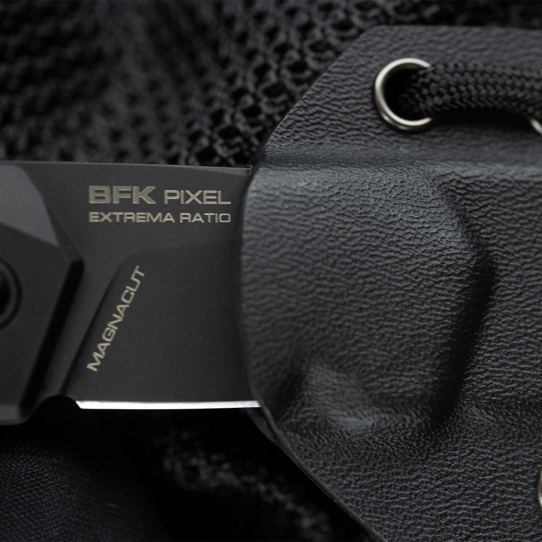Extrema Ratio BFK Pixel coltello a lama fissa compatto con profilo tanto modificato,  impugnatura ergonomica scanalata e passante per cordino ideale per everyday carry tattico