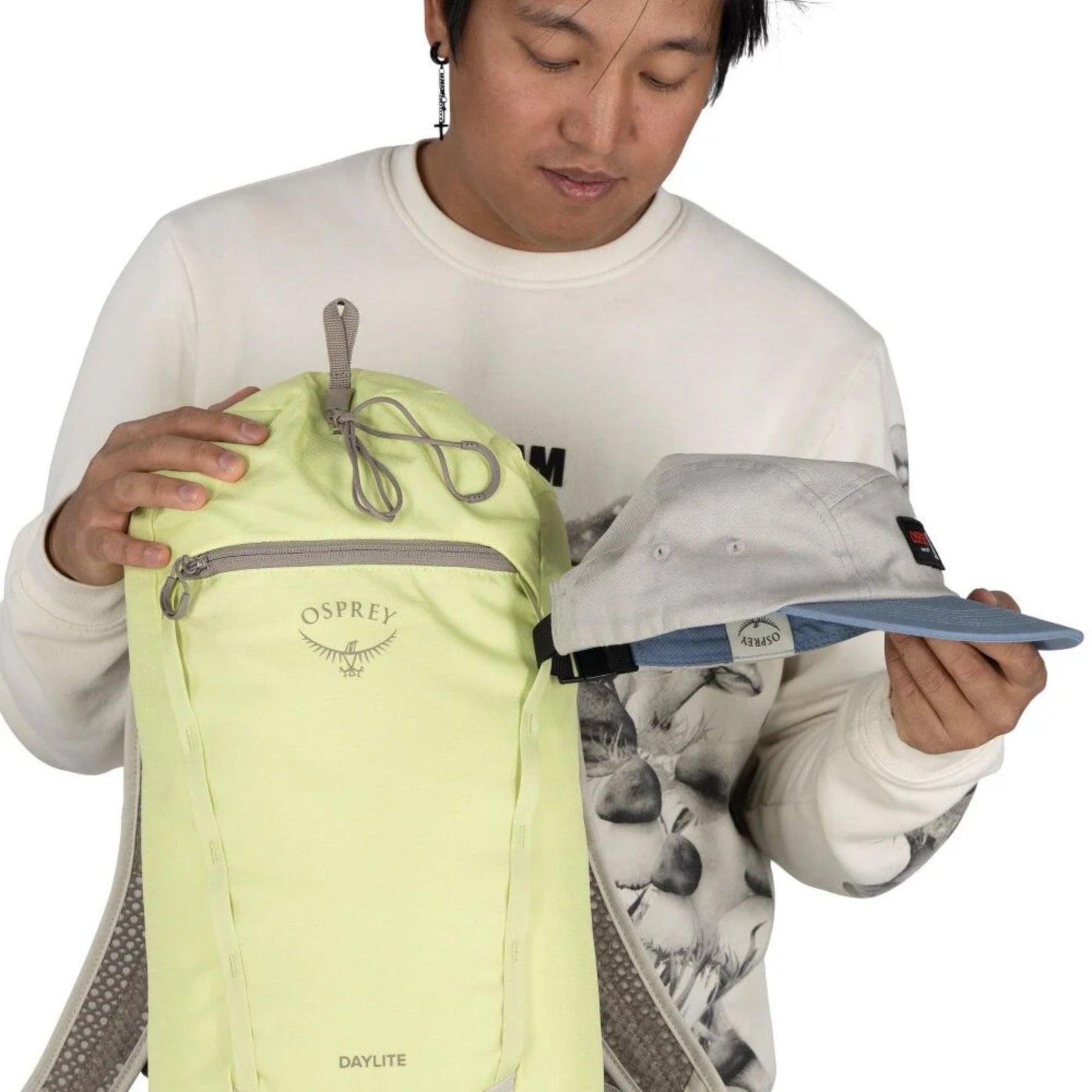 Osprey Daylite Cinch Zaino da 15 Litri con chiusura superiore a coulisse, spallacci traspiranti traforati e tasca frontale con zip. Accessorio versatile ideale per trekking leggero, escursioni e uso quotidiano.