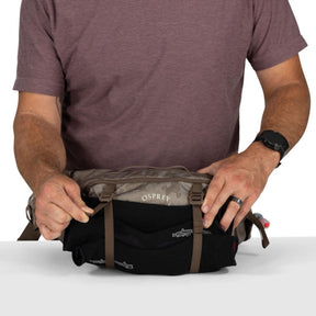 Osprey Seral 7 marsupio idrico da ciclismo e MTB con capacità 7 litri, serbatoio d'acqua integrato, tasche organizer con cerniera e cinghie di compressione stabilizzanti. Collezione 2026.