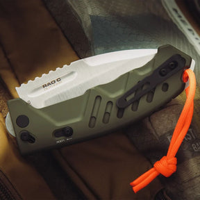 Extrema Ratio RAO C Outdoor. Coltello chiudibile compatto per bushcraft. Lama robusta drop point in acciaio, manico ergonomico in alluminio con grip strutturato, sistema di blocco di sicurezza e clip reversibile. Strumento professionale per sopravvivenza.