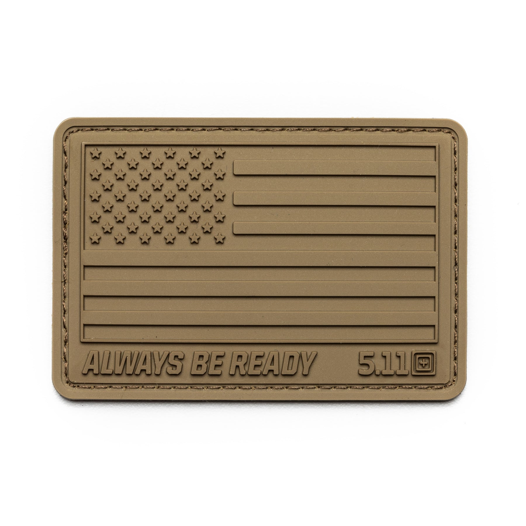5.11 USA Flag Desert Patch in PVC, toppa rettangolare monocromatica colore Coyote/FDE con bandiera americana in rilievo, scritta Always Be Ready e logo 5.11, toppa tattica