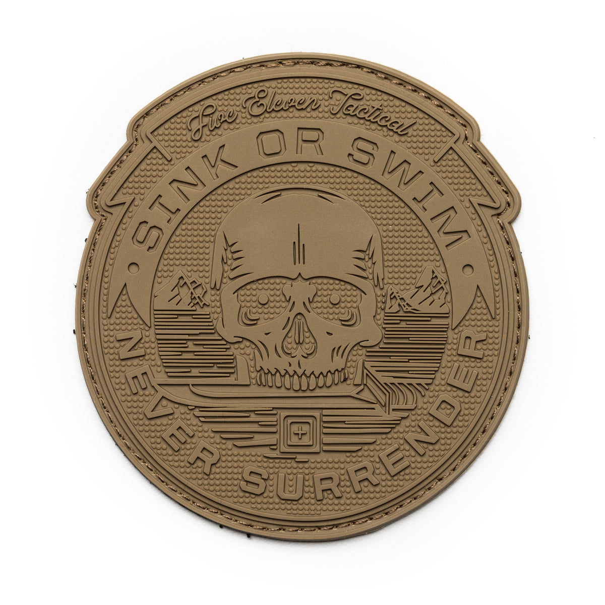 5.11 Sink or Swim Never Surrender, patch tonda in PVC color coyote/marrone, toppa tattica con teschio, montagna e spada incrociata, scritta Five Eleven Tactical, per equipaggiamento militare