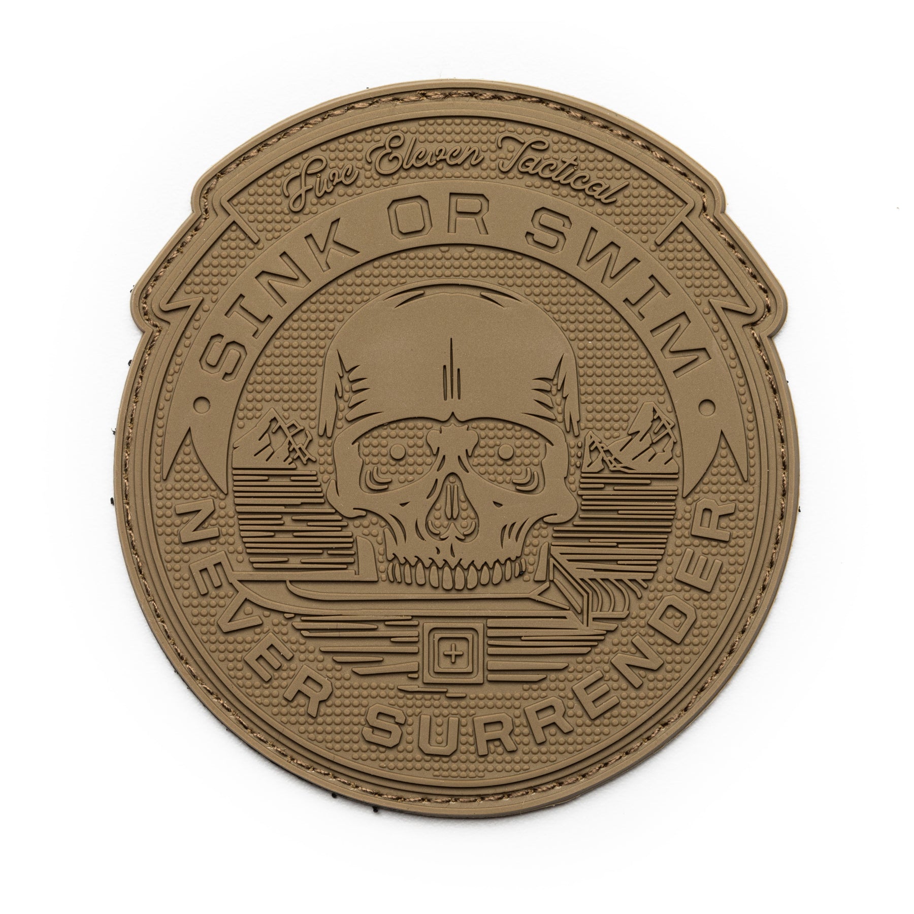 5.11 Sink or Swim Never Surrender, patch tonda in PVC color coyote/marrone, toppa tattica con teschio, montagna e spada incrociata, scritta Five Eleven Tactical, per equipaggiamento militare