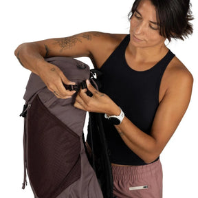 Osprey Hikelite LT 30 Zaino da 30 L ultraleggero da trekking ed escursionismo con schienale ventilato AirSpeed, tasche laterali in rete elasticizzata, spallacci ergonomici e chiusura a cappuccio con fibbie per outdoor su sfondo bianco.