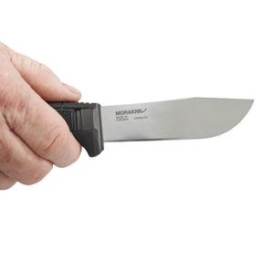 Morakniv Amberg Full Flat coltello a lama fissa con affilatura piana a tutta altezza, impugnatura ergonomica testurizzata ad alto grip con guardia salvadita e foro per cordino, ideale per outdoor, bushcraft ed escursionismo.