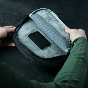 EBERLESTOCK FADE FLEX Marsupio tattico CCW. Versatile marsupio a tracolla per trasporto arma da fuoco con accesso rapido CCW e sistema interno foderato in loop per accessori. Realizzato in Nylon mini-Ripstop 210D, peso 312g e cintura regolabile fino a 55 pollici.