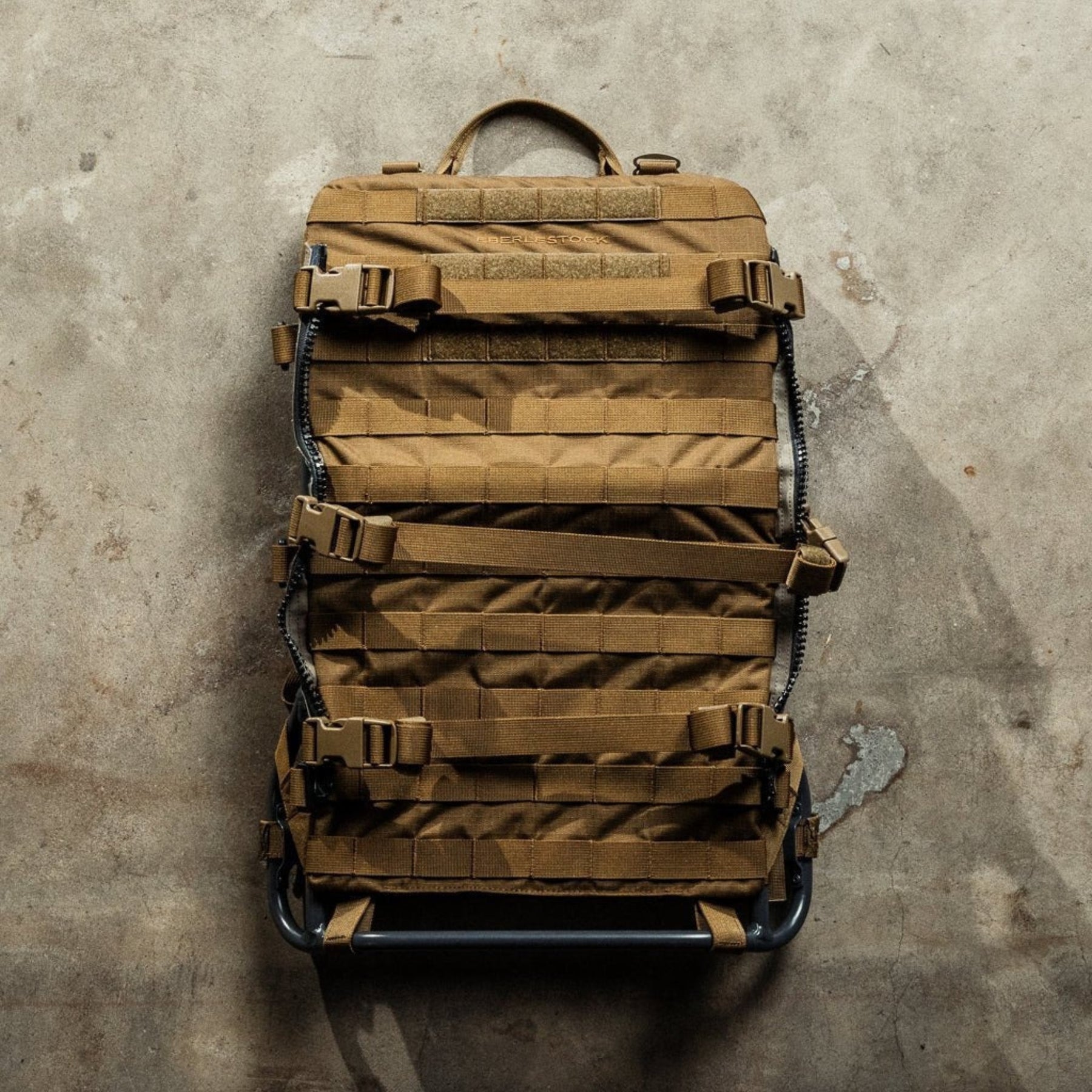 Eberlestock Mission EMOD Frame frame per sistema modulare tattico ad alta resistenza dotato di cinghie di compressione con fibbie e pannello posteriore interamente rivestito di passanti con sistema MOLLE PALS per aggancio accessori outdoor e bushcraft.