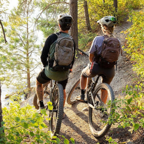 Osprey Raptor 14 zaino da ciclismo e mountain bike da 14 litri con pannello posteriore ventilato AirScape, attacco esterno per casco LidLock, scomparto per sacca idrica e sistema portattrezzi ToolWrap integrato per massima stabilità durante le uscite outdoor.