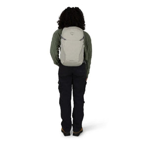 Osprey Daylite Plus Driftshade zaino multiruolo da 20 litri con scomparto per laptop e sacca idrica, tasche laterali in mesh, cinghie di compressione e schienale traspirante AirScape, in edizione limitata per trekking, viaggi e uso quotidiano.