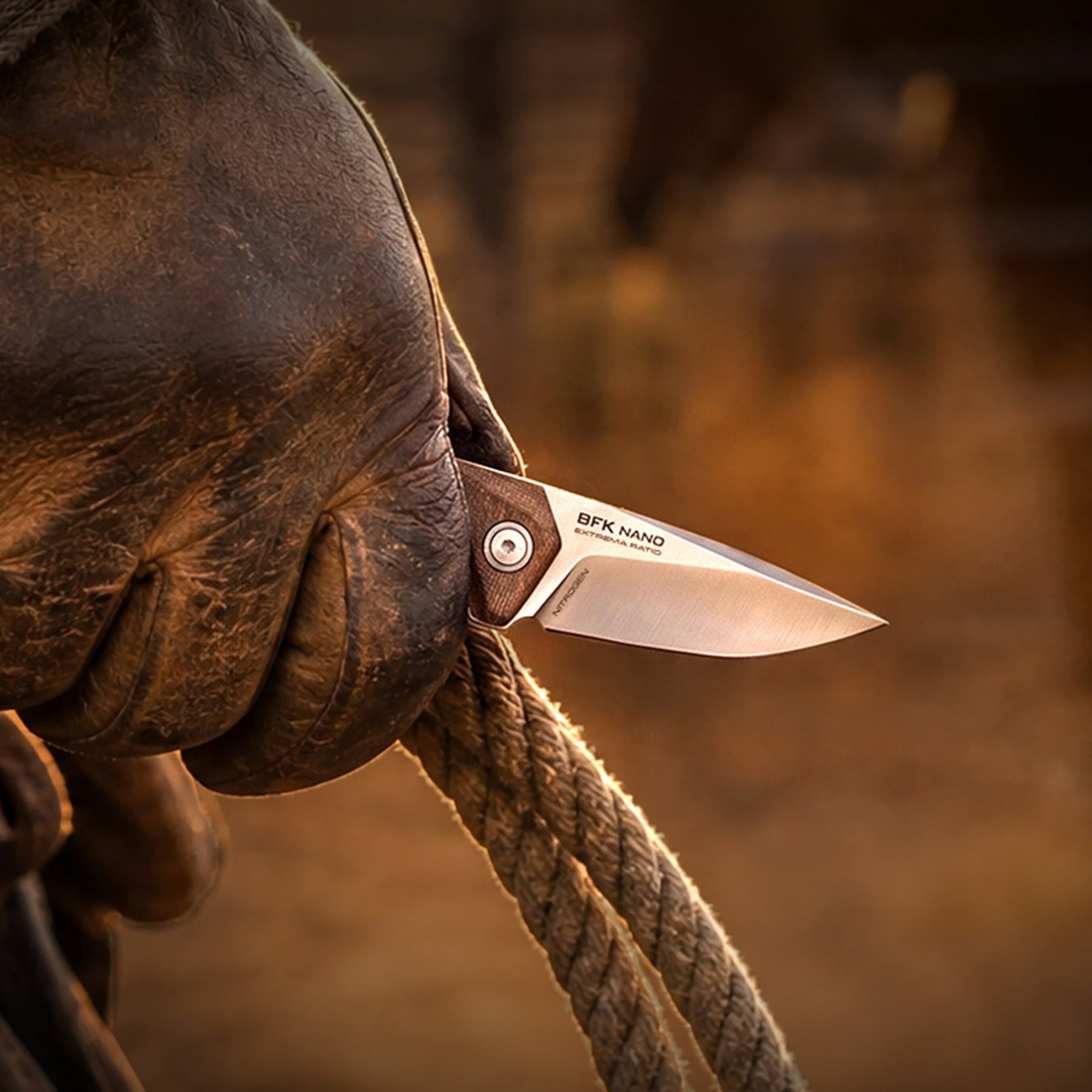Extrema Ratio BFK NANO coltello a lama fissa neck knife compatto con lama drop point in acciaio, guancette ergonomiche sagomate e foro passante per cordino da porto al collo o EDC tattico