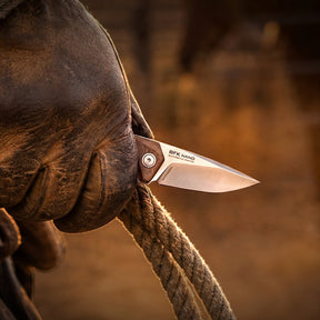 Extrema Ratio BFK NANO coltello a lama fissa neck knife compatto con lama drop point in acciaio, guancette ergonomiche sagomate e foro passante per cordino da porto al collo o EDC tattico