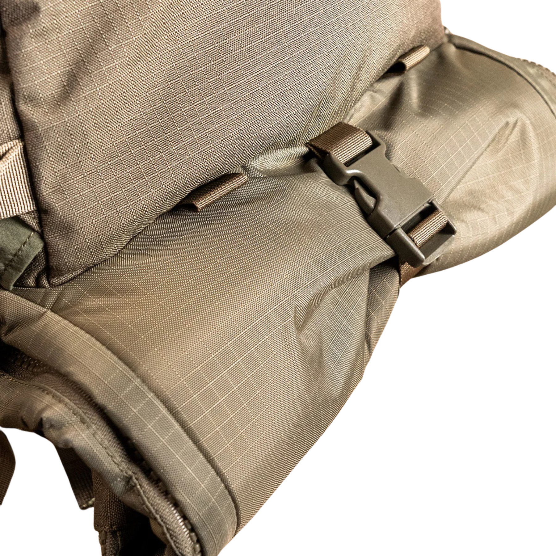 Eberlestock Spectre: Zaino tecnico per fucile da 50.8 litri progettato per massimizzare la leggerezza senza compromettere la resistenza. Realizzato con materiali d'avanguardia, presenta un sistema di sospensione regolabile, accesso multiplo al vano principale e pannelli esterni MOLLE laser-cut per l'espansione del carico. Ideale per missioni a lungo raggio e spedizioni outdoor che richiedono versatilità e organizzazione superiore.