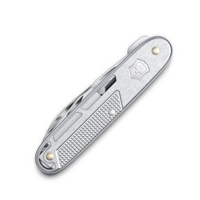 Victorinox Synergy X Alox. Multiuso con guancette in alluminio zigrinato e manico caratterizzato da fresature decorative. Dotato di lama principale, forbici di precisione, apriscatole e lima multifunzione. Design esclusivo che unisce eleganza e funzionalità per il porto quotidiano.