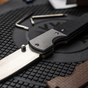 Boker Plus Advent Calendar Gent calendario dell'avvento con 24 caselle e kit di montaggio completo per coltello chiudibile tascabile gentleman con blocco lama backlock, unghiatura nail nick, guancette intercambiabili, clip e viteria per regalo di Natale, collezionismo ed EDC