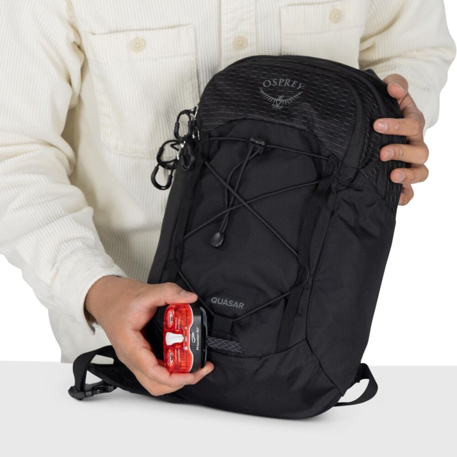 Osprey Quasar Sling borsa monospalla da 6 L adatta per l'uso quotidiano. Presenta uno spallaccio singolo imbottito e ambidestro, schienale ventilato AirScape, ampio scomparto principale con tasca per tablet, cordino elastico frontale e daisy chain per il fissaggio di attrezzatura outdoor.