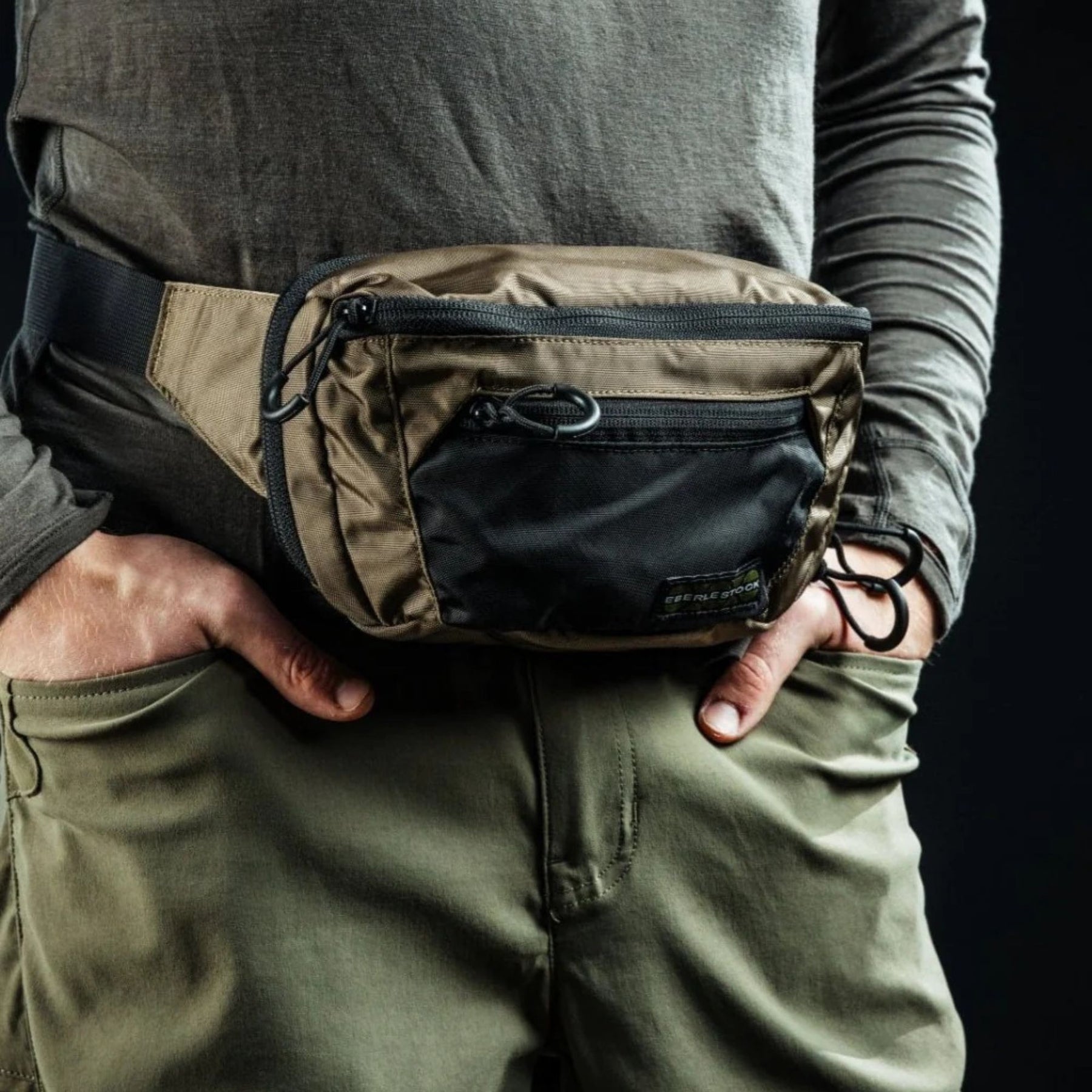 Eberlestock Bando Bag Marsupio tattico low-profile per EDC e porto occulto. Design discreto con tasca posteriore dedicata ad accesso rapido per arma e scomparto principale organizzato. Include passante per laccio emostatico. Soluzione versatile per sicurezza personale e urban carry. 2 misure.