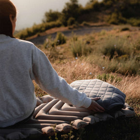 Klymit Luxe Pillow cuscino da trekking gonfiabile con fodera trapuntata a rombi morbida e rimovibile per il massimo comfort in campeggio. Ideale per escursionismo, viaggi e outdoor, dotato di etichetta con logo cucita sul lato, fotografato isolato su sfondo bianco.