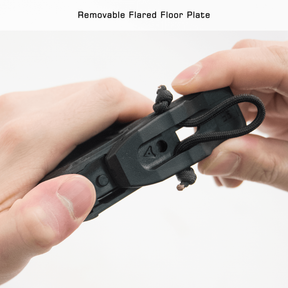 UTG AR15 Polymer Magazine: Caricatore da 30 colpi per calibro .223 Remington e 5.56x45 NATO. Realizzato in polimero ad alta resistenza con texture antiscivolo per un cambio rapido e sicuro. Dotato di elevatore blu anti-inclinazione e molla in acciaio inossidabile per un'alimentazione affidabile.