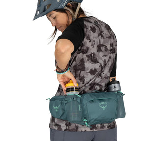 Osprey Savu 5 cintura da ciclismo con capacità 5 litri e tasche per borracce a scomparsa. Marsupio ergonomico per mountain bike con schienale traspirante AirScape e ampi scomparti per attrezzi e snack, ideale per escursioni e trail.