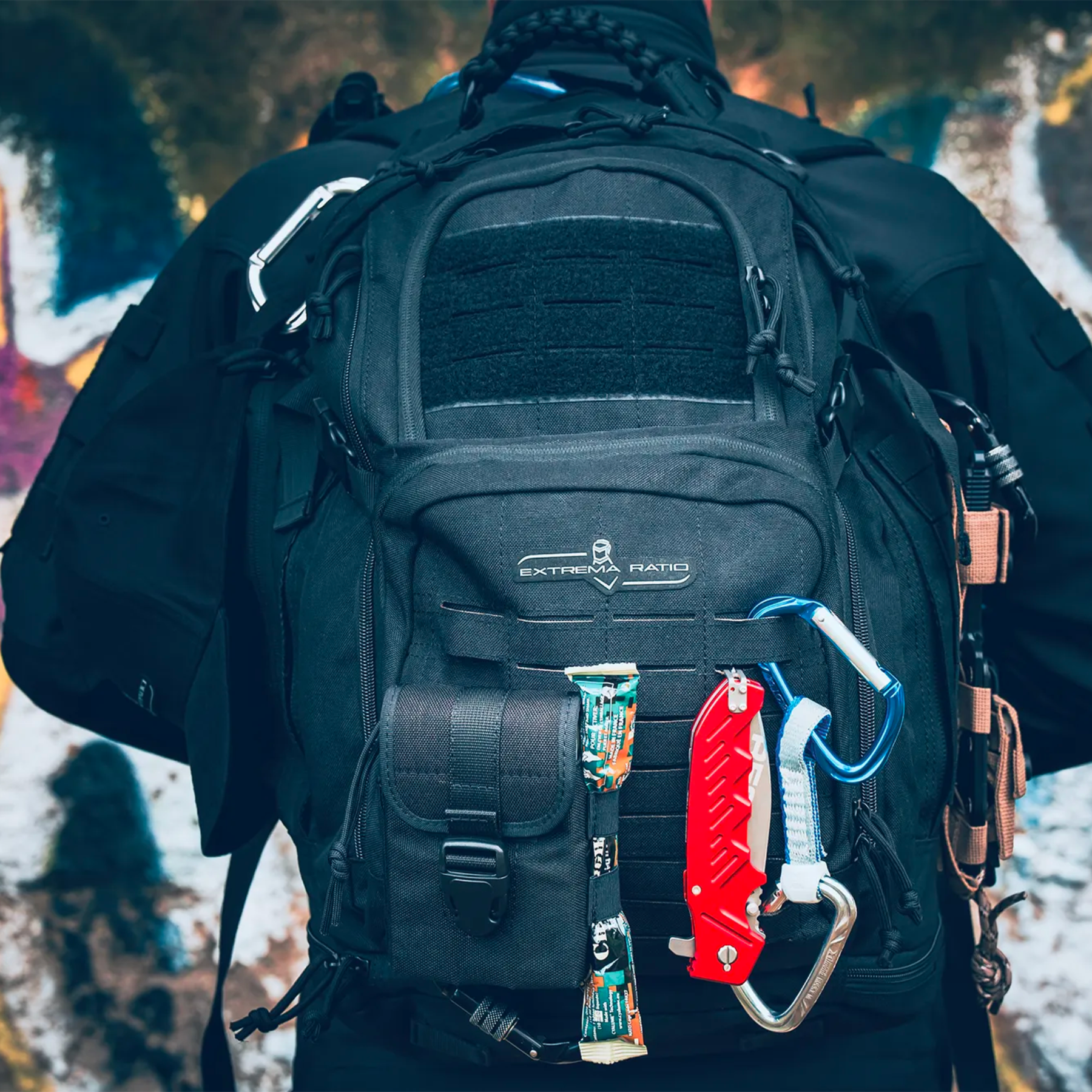 Extrema Ratio Sentinel Backpack: Zaino tattico da 35 litri. Dotato di sistema MOLLE laser-cut, scomparto principale ad apertura completa, tasche dedicate per laptop e sacca idrica. Include schienale traspirante termoforato e maniglia in paracord intrecciato per massima resistenza.