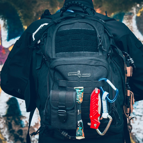 Extrema Ratio Sentinel Backpack: Zaino tattico da 35 litri. Dotato di sistema MOLLE laser-cut, scomparto principale ad apertura completa, tasche dedicate per laptop e sacca idrica. Include schienale traspirante termoforato e maniglia in paracord intrecciato per massima resistenza.