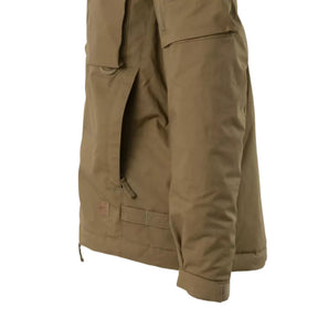 Helikon-Tex Winter Yukon Jacket giacca invernale tecnica con cappuccio regolabile imbottito, zip frontale a doppio cursore, tasche pettorali con cerniera, pannello a strappo sulla manica e fondo regolabile vista a tre quarti per outdoor
