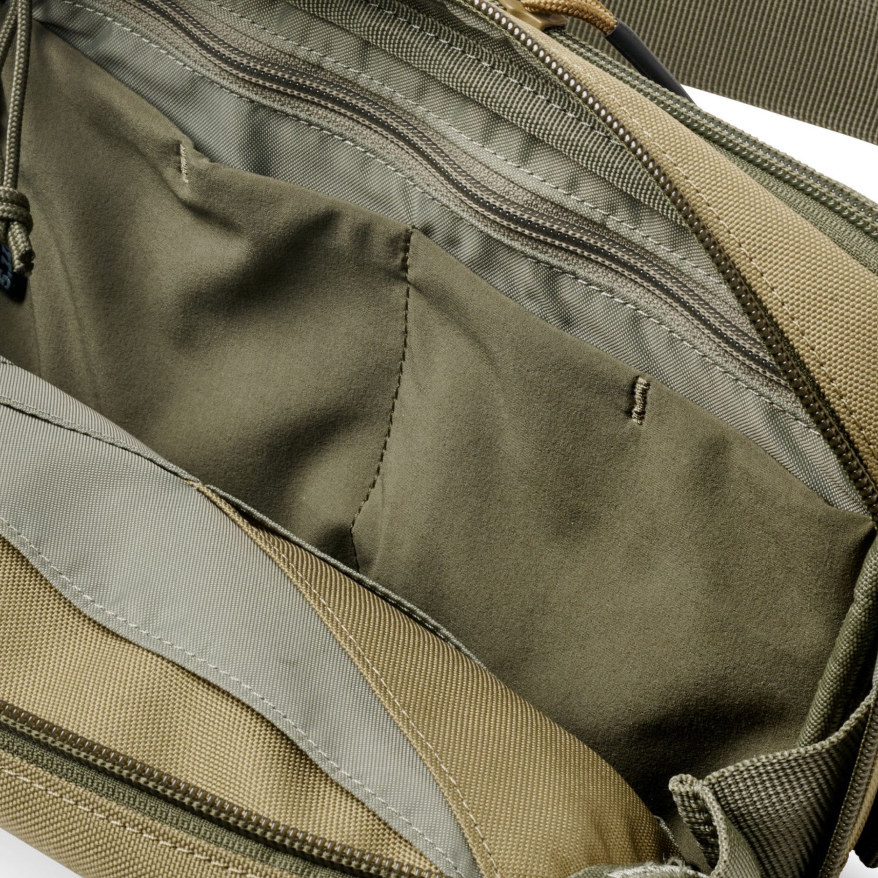 5.11 MVR 3-in-1 3L Pouch Tasca tattica modulare da 3 litri convertibile in marsupio, borsa a tracolla o scomparto admin. Realizzata in poliestere 900D resistente alle intemperie con apertura a 90 gradi, pannello interno organizzato e fibbie Mojave Hexa Slim per un rapido fissaggio al sistema MVR.