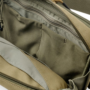 5.11 MVR 3-in-1 3L Pouch Tasca tattica modulare da 3 litri convertibile in marsupio, borsa a tracolla o scomparto admin. Realizzata in poliestere 900D resistente alle intemperie con apertura a 90 gradi, pannello interno organizzato e fibbie Mojave Hexa Slim per un rapido fissaggio al sistema MVR.