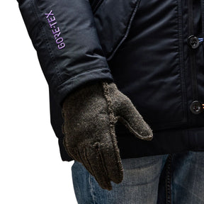 Crud Sweden Guanti Mitsuhiko 2.0 Re:Newool Lined invernali in pelle pieno fiore. Fodera interna in lana riciclata per massimo isolamento termico. Design artigianale robusto con polsino corto e asola in paracord. Ideali per bushcraft, lavori pesanti e protezione dal freddo.