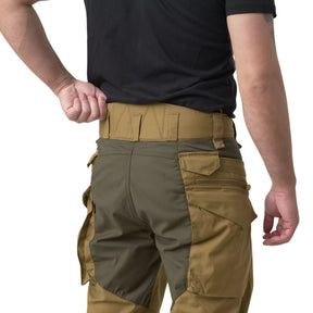 Helikon-Tex Pilgrim Pants pantaloni tecnici in tessuto DuraCanvas con rinforzi sulle ginocchia, tasche e vita rialzata per protezione renale. Ideali per bushcraft, escursionismo e attività outdoor impegnative.
