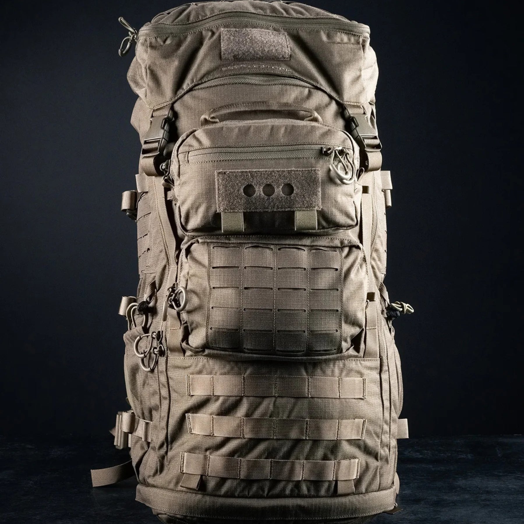 Eberlestock Mission Ruck zaino tattico militare da 79.22 litri con sistema MOLLE e tasche modulari frontali e laterali, FUNZIONA ESCLUSIVAMENTE CON IL TELAIO MISSION EMOD. Caratterizzato da cinghie di compressione e pannello in velcro per patch, ideale per escursioni tecniche, trekking intensivo e utilizzi operativi professionali.