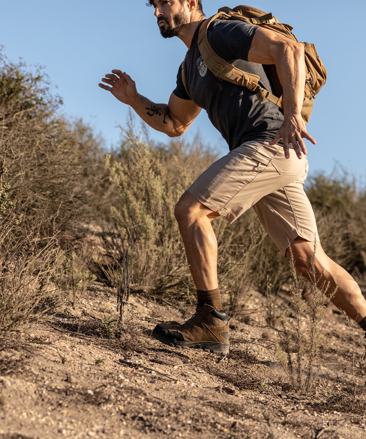 uomo che fa trail running con zaino amp10 kangaroo di 5.11