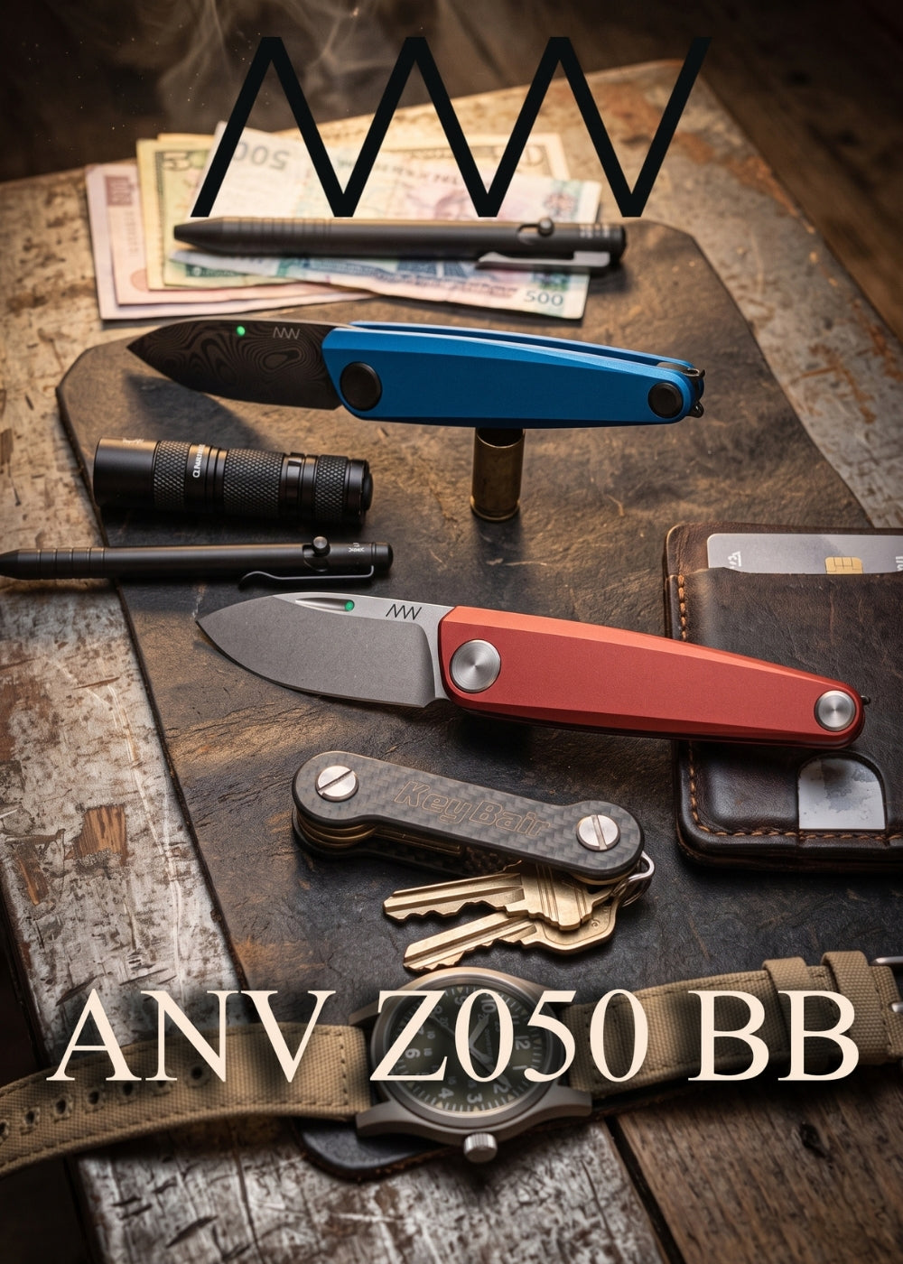 ANV Z050 BB coltello pieghevole compatto con lama liscia e punto luminescente sul dorso, fotografato insieme ad attrezzatura EDC come torcia, penna e portachiavi su piano da lavoro.
