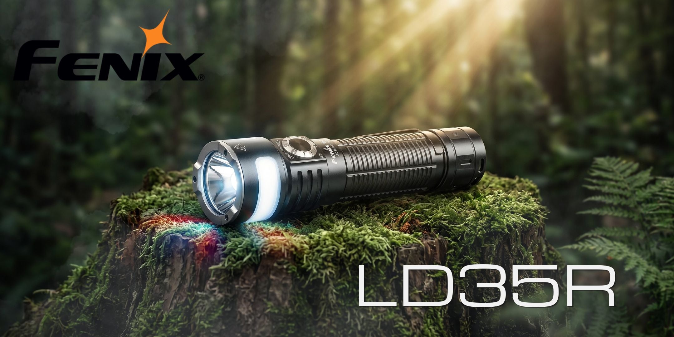 Fenix LD35R torcia LED tattica e outdoor ricaricabile con fascio luminoso principale e luce laterale multifunzione appoggiata su un tronco muschiato in ambiente boschivo